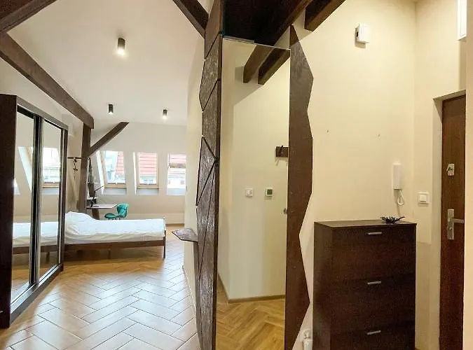 Long Attic Apartman